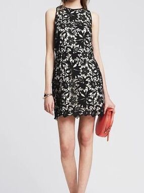 Banana Republic Scalloped Black And white Lace Sheath Size 4